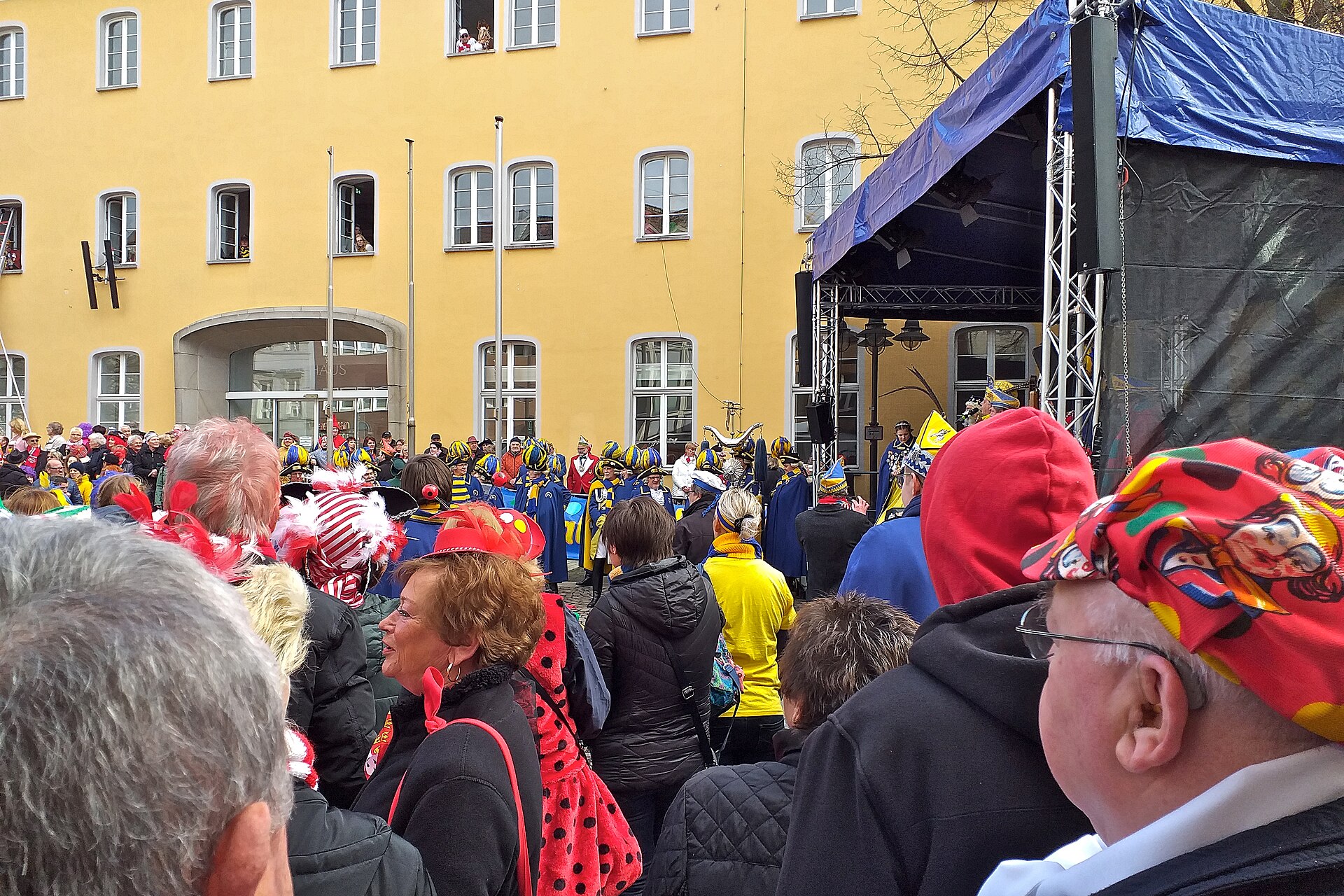 A crowd in costume in front of the town hall in Brühl, Germany, on Weiberfastnacht 2020